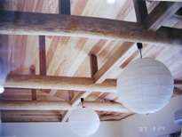 天井の化粧丸太梁と照明