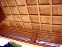 玄関ポーチの土佐杉板張り格子天井