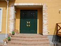 両開きの広々豪華な玄関ドア