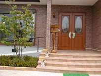 スロープ付両開きドアで広々玄関