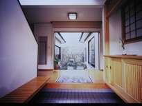 玄関正面がトーメイ硝子の家