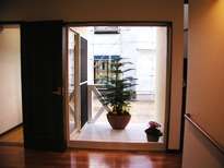 玄関ホールが明るく広く見える