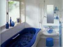 ブルーの浴槽が印象的